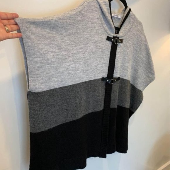 - RICKIS womans cape sweater. Colourblock gray/black. Buckle detail. Hood… - Picture 4 of 10